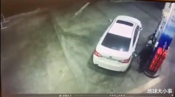 地球大小事 歹徒冲加油站抢劫，男子拿起油枪1打3成功击退