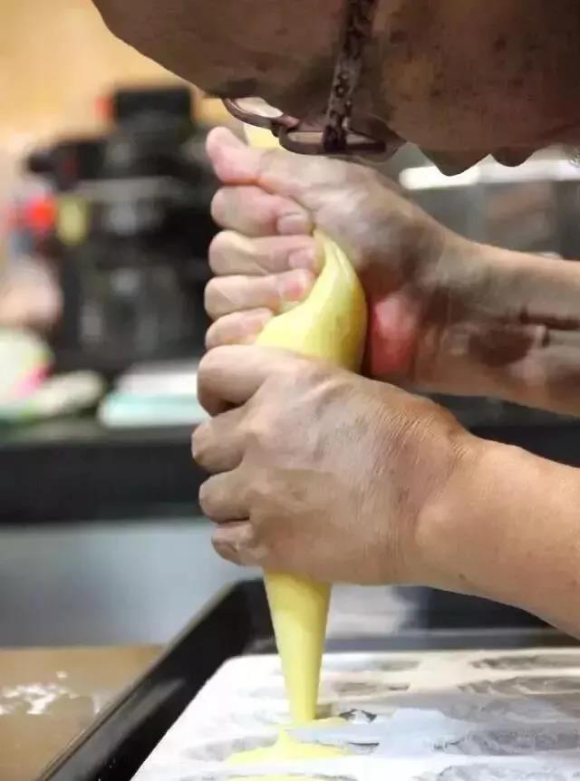 呼呼让我觉得心在跳 央视退休后，这对夫妻靠面包火到法国！慕了：这才是向往的生活