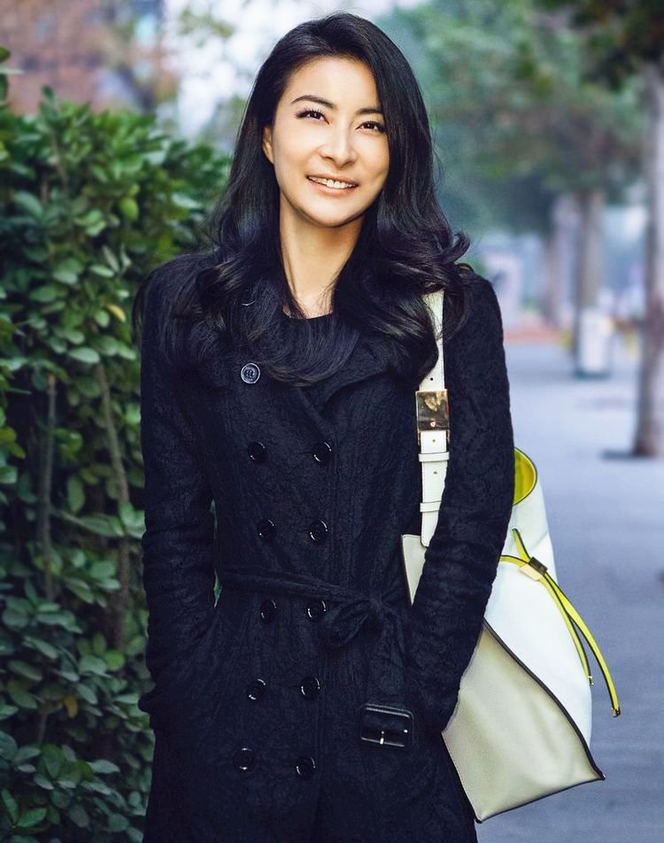 张怡宁|郭晶晶和张怡宁同框参加活动，一个机车简约风，一个白色刺绣风