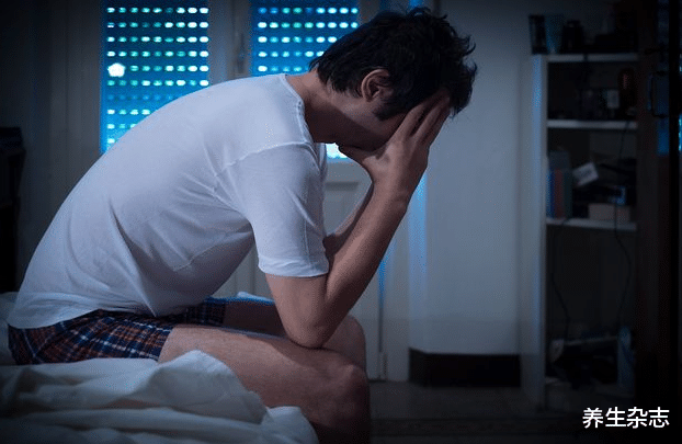 肝脏|男性晨起有4种“异常”,肝或已“伤痕累累”,若你没有,肝还比较强壮