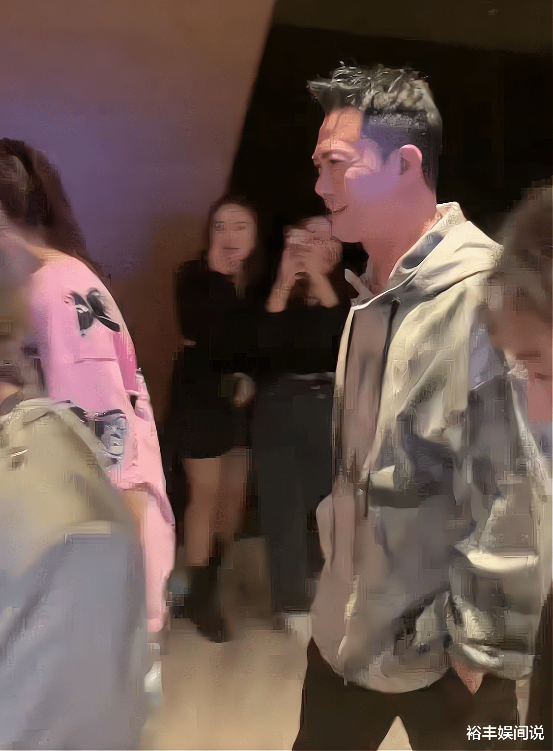 |《披哥》庆功宴现场！张晋蔡少芬手牵手，言承旭自言哭了十多次