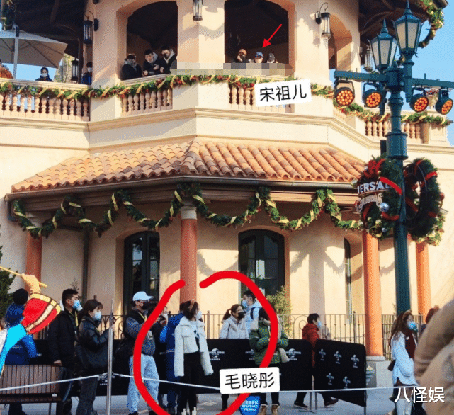 杨幂|杨幂张大大宋祖儿一起逛环球影城，幂幂冷的揣手，被侃像北京大爷