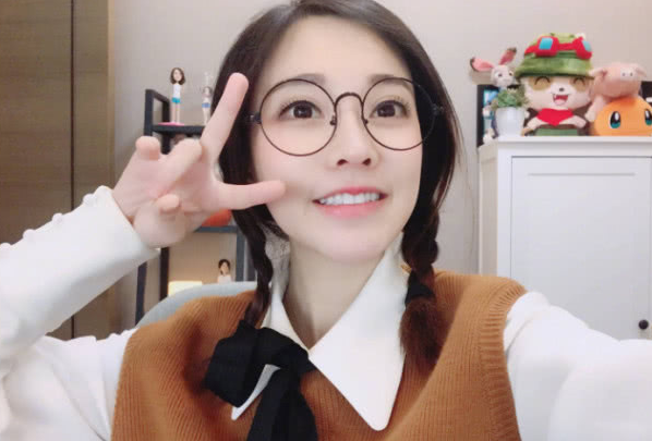 冯提莫|冯提莫身穿短裙出席签售会，粉丝激动不已，现场不要太热闹