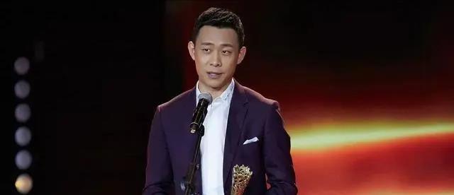 新白娘子传奇|士兵突击主演罕见合影：王宝强站C位张国强身边，演员近况大不同