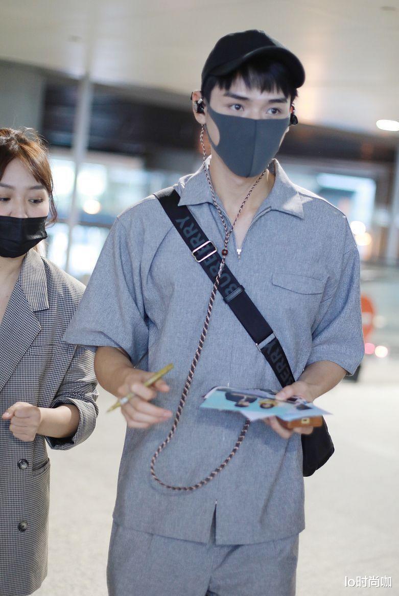 lo时尚咖|龚俊原来也有高冷的一面，穿上黑色花衬衫，瞬间变身“高冷帅哥”