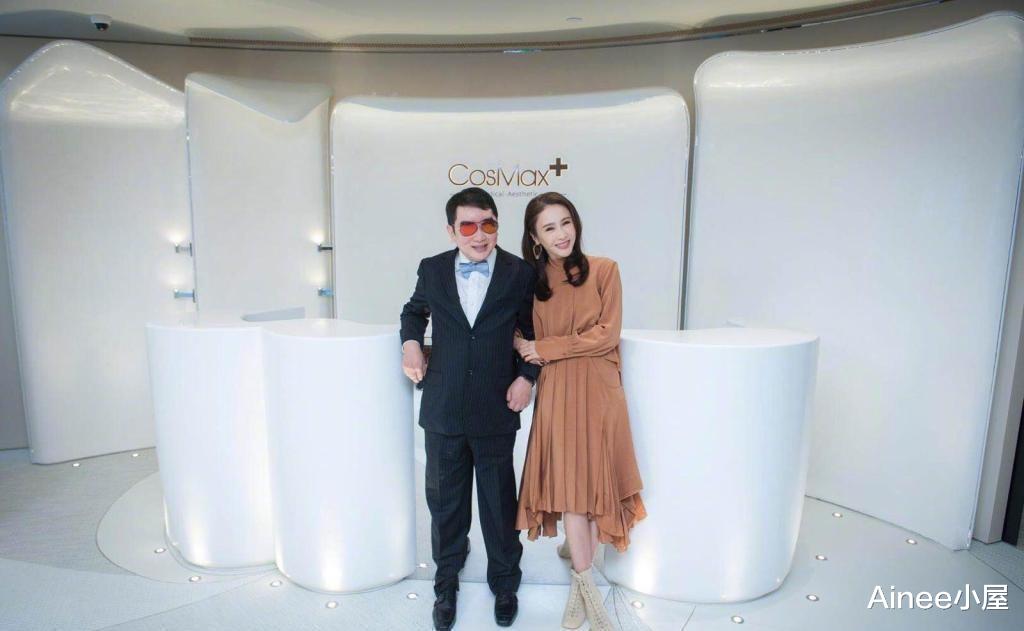 黎姿|黎姿嫁入豪门也有女星的自觉,穿白裙看得出身材多好,气质没咋变