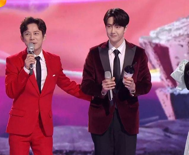 王一博|跨年夜争议多，baby瘦成排骨，王一博疑似假唱，杨幂夹子音遭吐槽