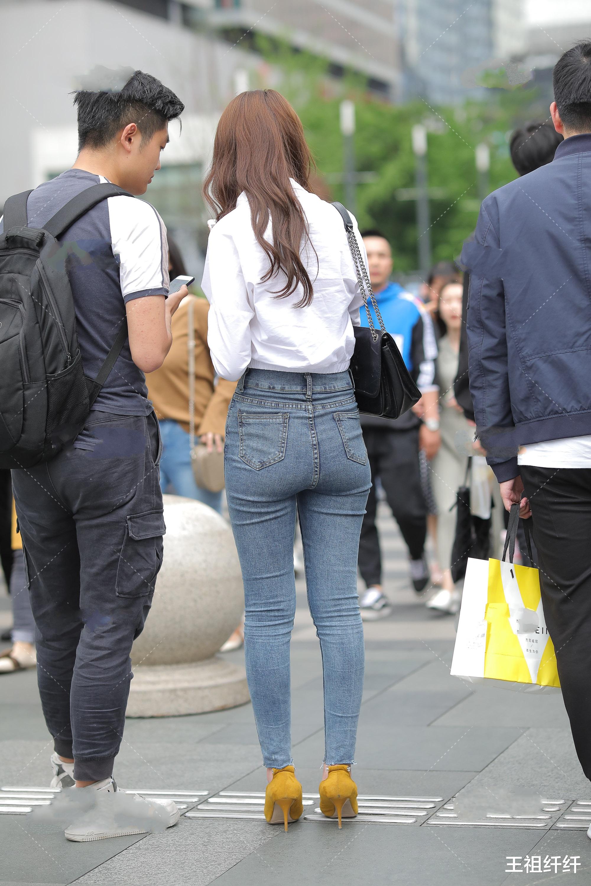 穿衣搭配|职场女性的穿搭都是白色衬衫，想要穿的不同可以搭配一双黄色高跟鞋