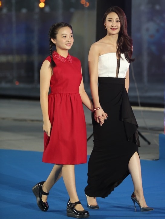 林妙可|13岁酒吧走穴，14岁与37岁男星拍感情戏，奥运女孩林妙可的坠落史