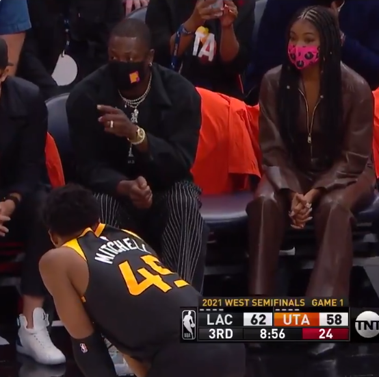 米切尔|韦德场边指导抢镜！米切尔单节16分打疯了，而快船全队仅19分