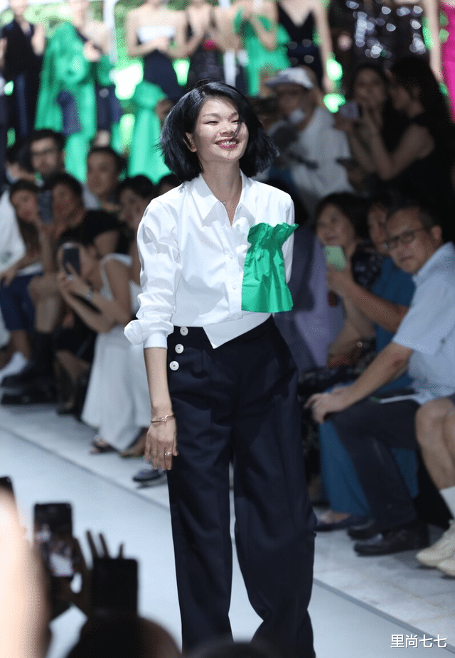 里尚七七|吕燕一家五口游长城，法国老公和混血儿子真帅，家人撞脸邓文迪