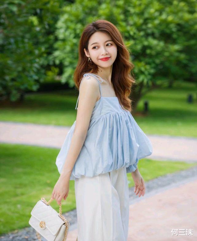 何三沫|在炎热的夏天，穿上清新凉爽的服装，可以给人舒适又治愈的感觉