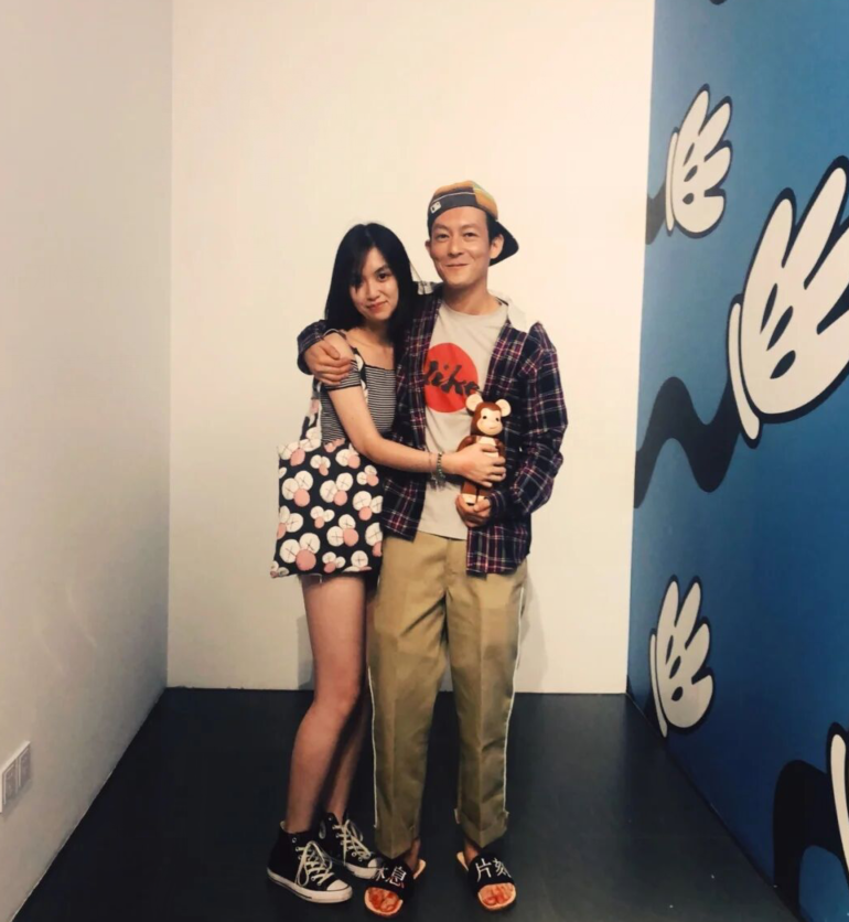 陈冠希|女粉丝晒与陈冠希合照，两人甜蜜拥抱手拉手，网友指责不太合适