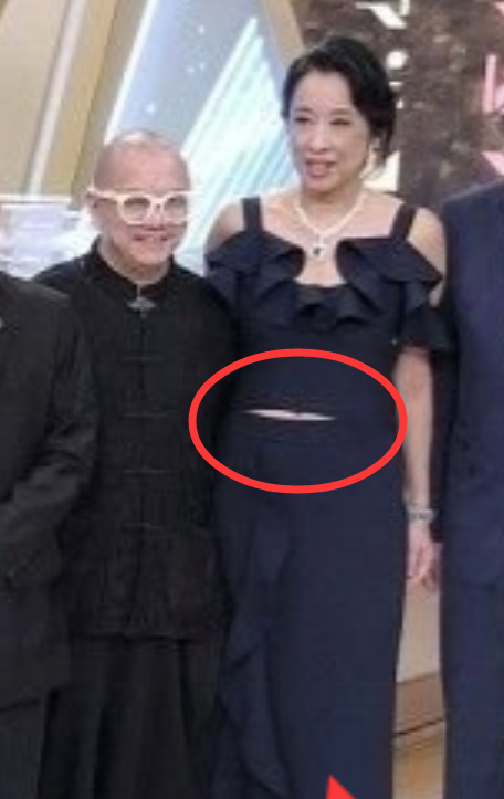 朱玲玲|朱玲玲现身港姐冠军赛，露脐装配绿宝石富气足，肚子高凸撑出一条缝