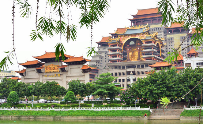 旅游那点事儿 广西一超奢华宫殿，花费近20亿元打造，却至今不知主人是谁