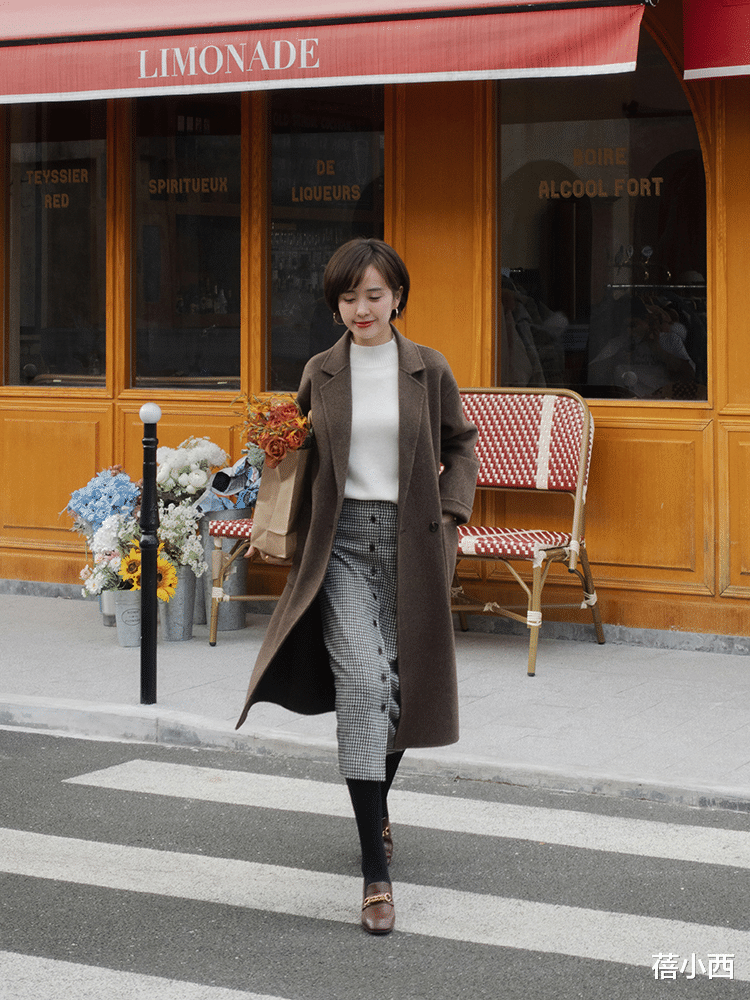 蓓小西 秋冬怎样穿才优雅？搭配公式“毛衣+迷笛裙”，高级感扑面而来