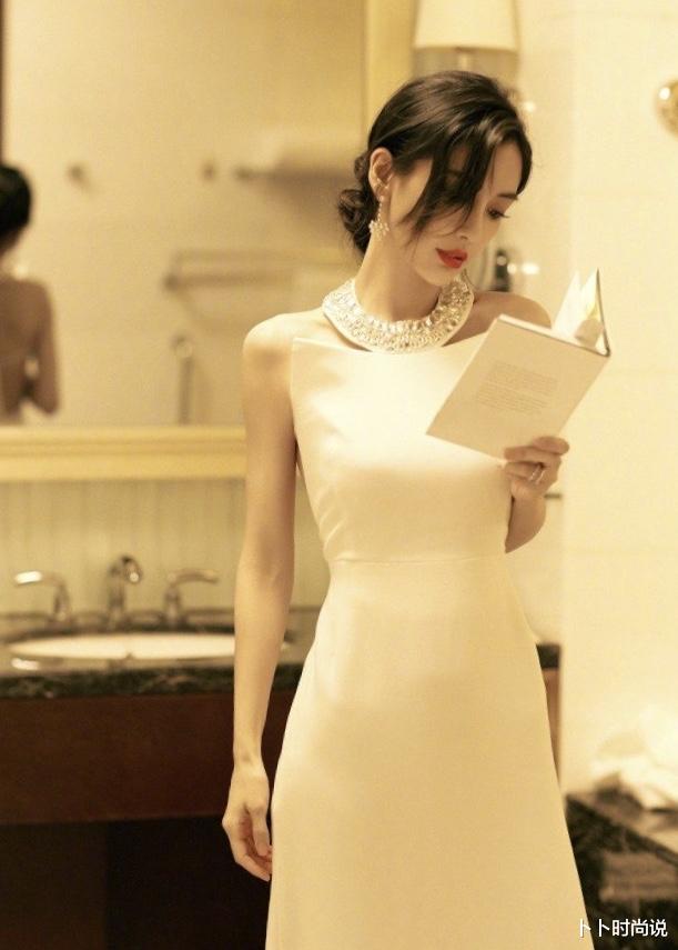 Angelababy|Angelababy瘦成纸片身材，白色“纸片裙”全露背，气场全靠气质撑