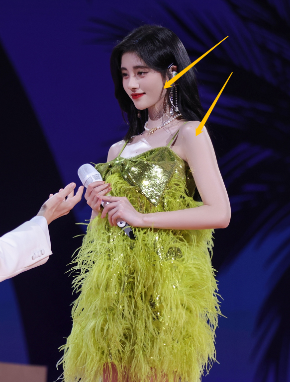 张芸京|继全身打粉后，鞠婧祎打高光像十八铜人，精致假面下是极度自卑