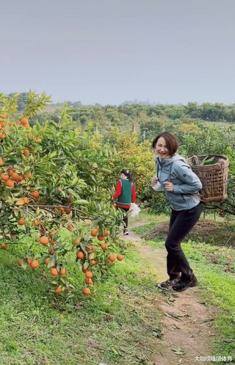 高敏|接地气！51岁跳水皇后回村下田，素颜出镜似冻龄，一生拿72块金牌