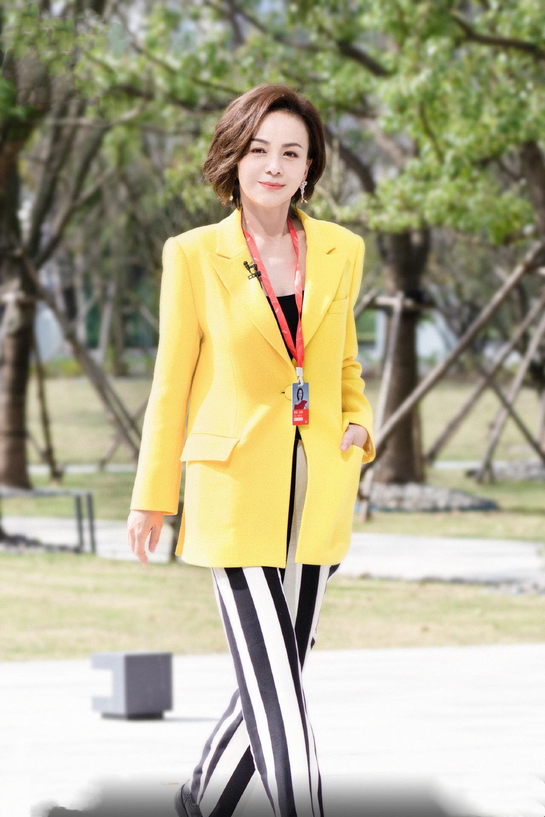 穿衣搭配|“雪姨”王琳保养得真好，干练短发优雅穿搭超减龄，50岁风韵不减