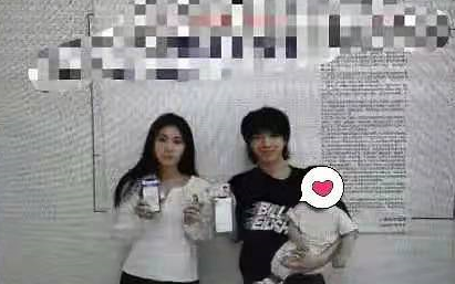 张碧晨|华晨宇张碧晨给孩子落户合照曝光，华晨宇抱着女儿笑容灿烂