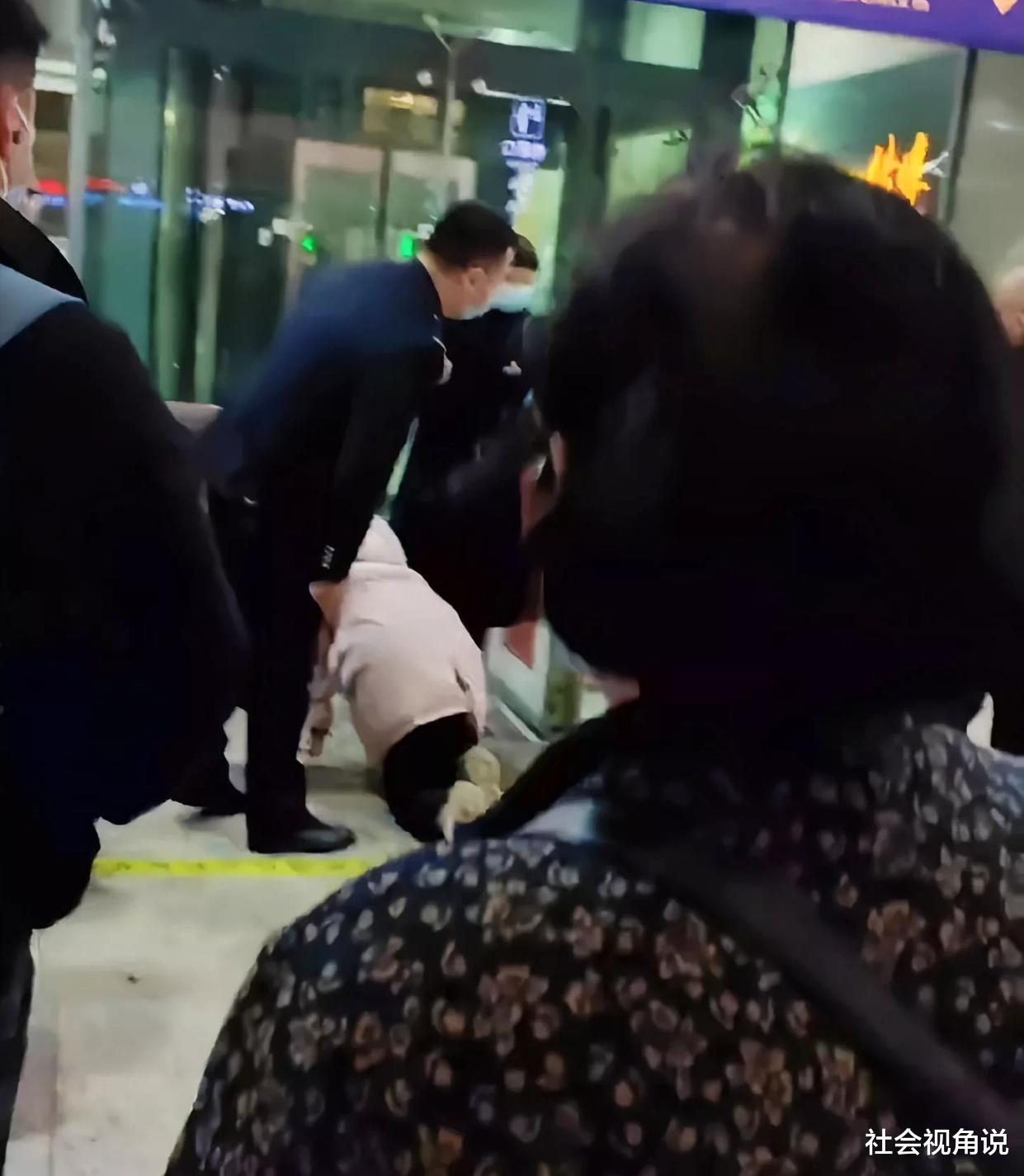 社會視角說 重慶一女子車站爬行拒絕幫助，工作者護送進站，迷惑操作看懵路人