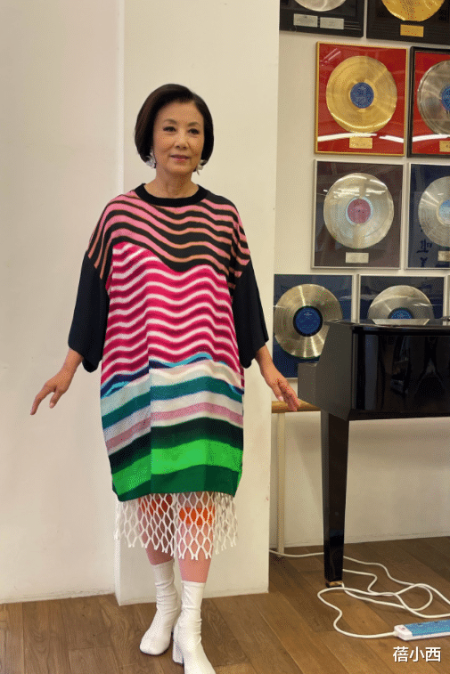 蓓小西|74岁汪明荃去逛街都穿得那么潮，彩色条纹裙配小白靴，减龄又洋气