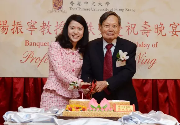 杨振宁|杨振宁即将100岁,遗嘱曝光:相守17年,45岁的翁帆图什么?