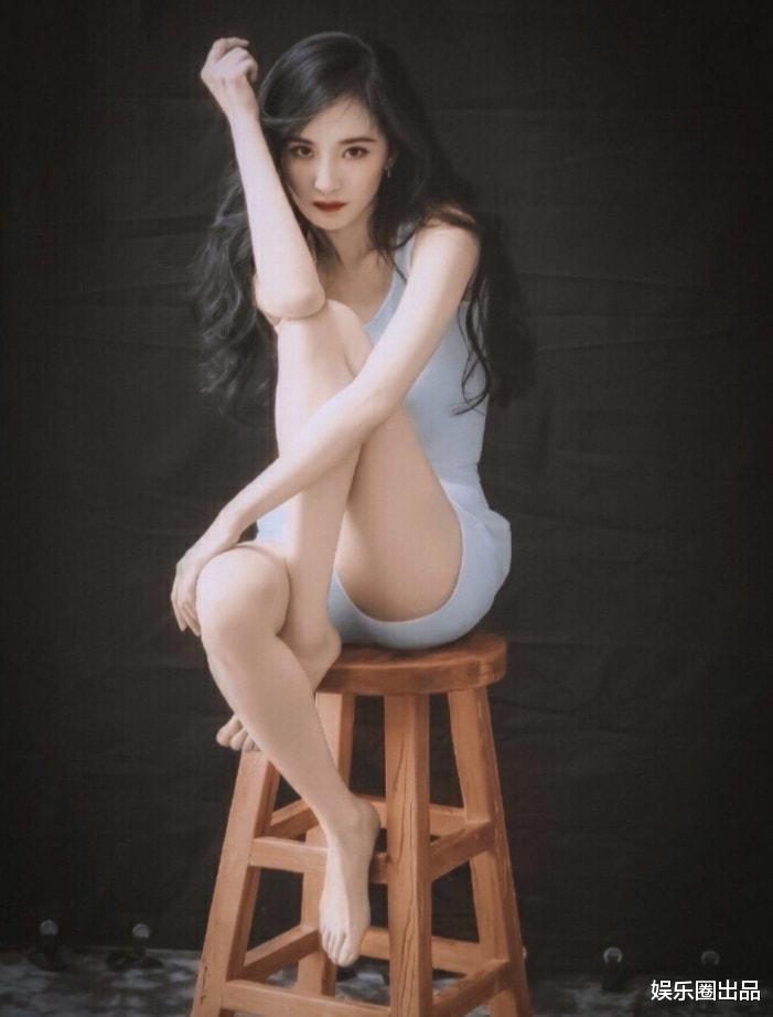 杨幂|杨幂穿“老汉背心”拍大片，被指拍照动作“不优雅”，引发争议