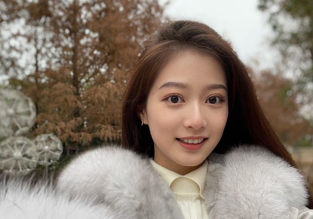 |4位领诵员凭啥仅冯琳火出圈，颜值即正义？原因并非这么简单