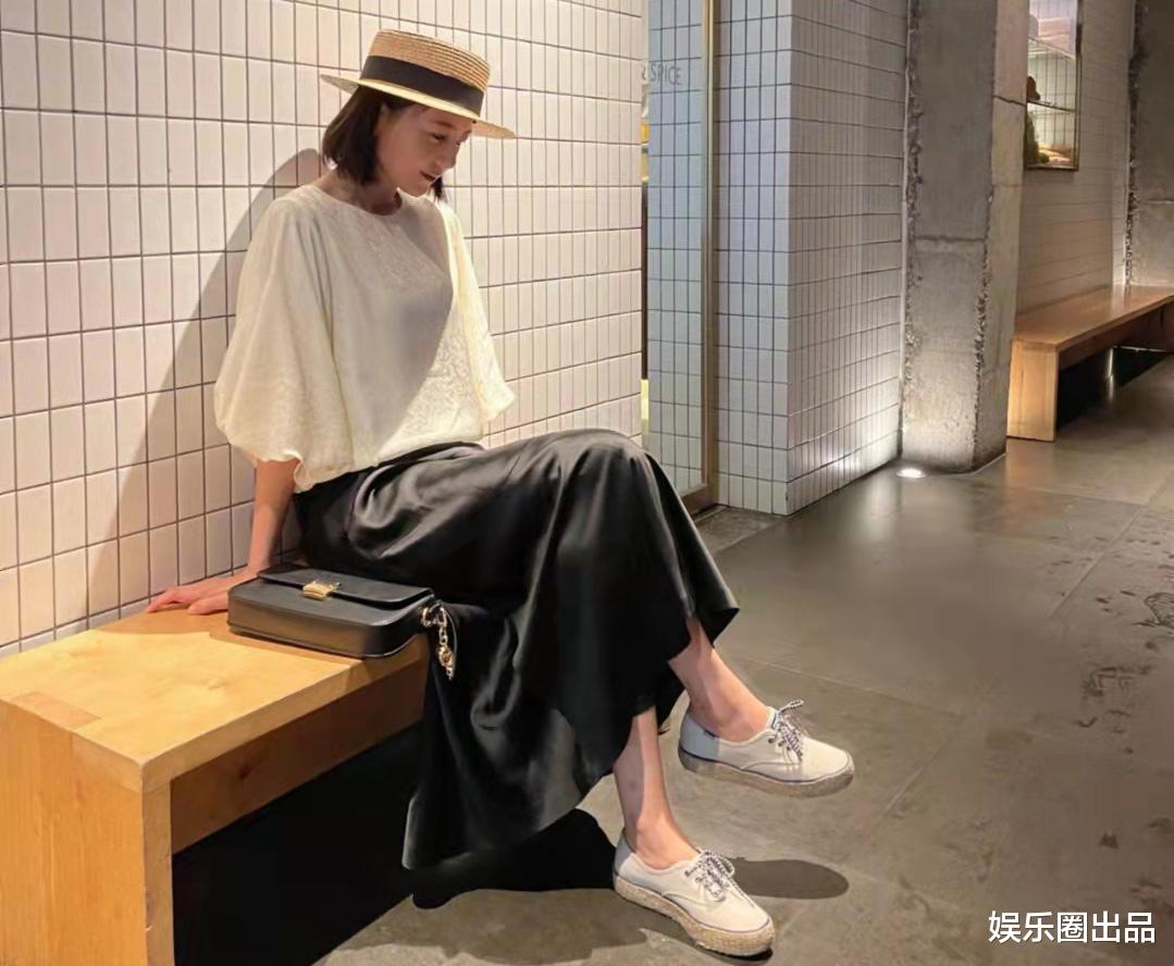 高圆圆|高圆圆晒出2张近照，阅读量超过400万，网友：“脚腕变形了”