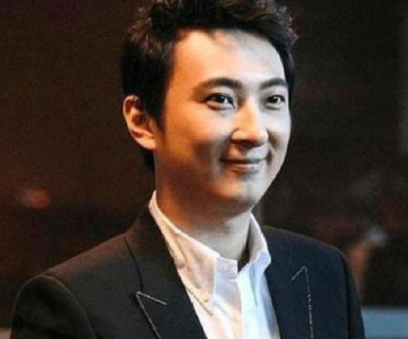 王思聪|王思聪的奢侈生活，穿价值59999的限量版鞋去吃路边摊，有钱任性