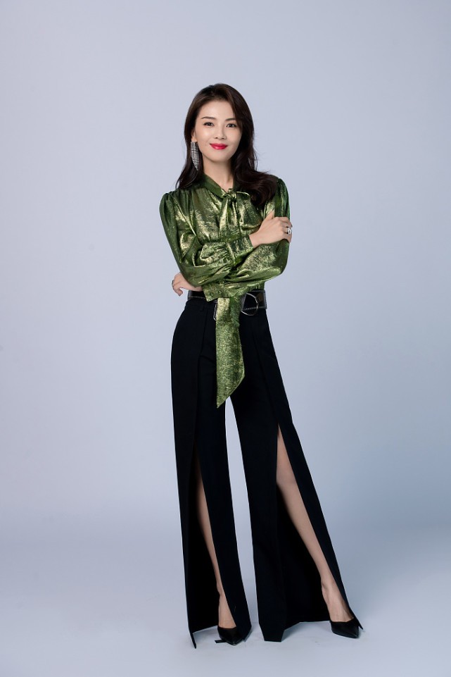 BiuFashion|《披荆斩棘的哥哥》新主持人刘涛气场全开，开叉长裤抢镜，有韵味