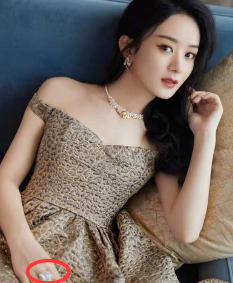 赵丽颖|赵丽颖打扮精致高调现身，手上戴鸽子蛋钻戒，颖宝笑容满面风格大变