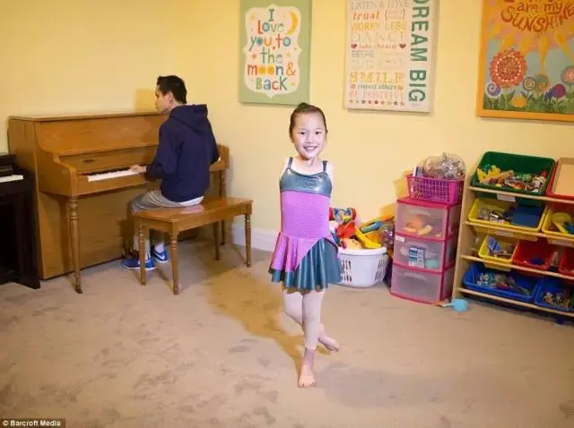 女孩|“郑爽事件”爆发后,这个被遗弃的中国女孩被曝光了……