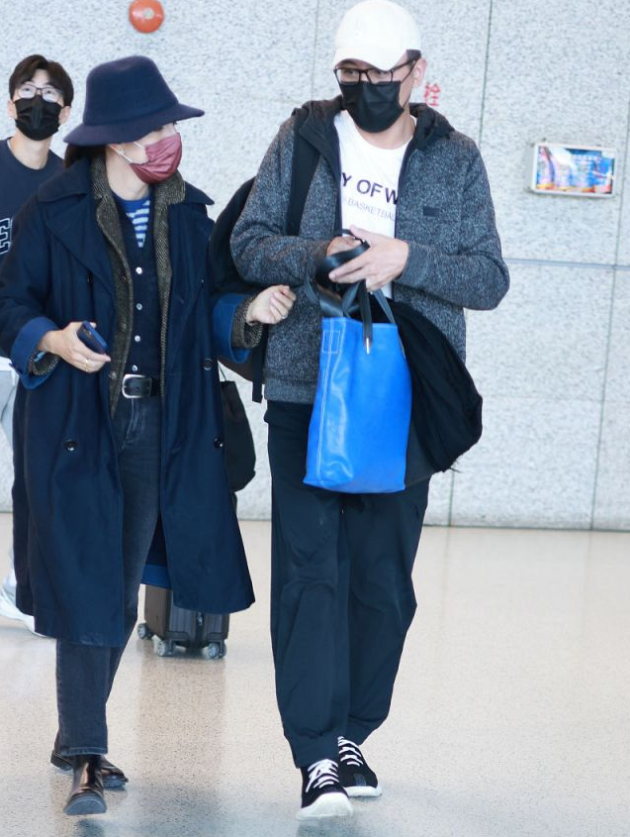 刘烨|刘烨夫妇走机场，安娜叠穿四层保暖又优雅，结婚12年手牵手羡煞旁人