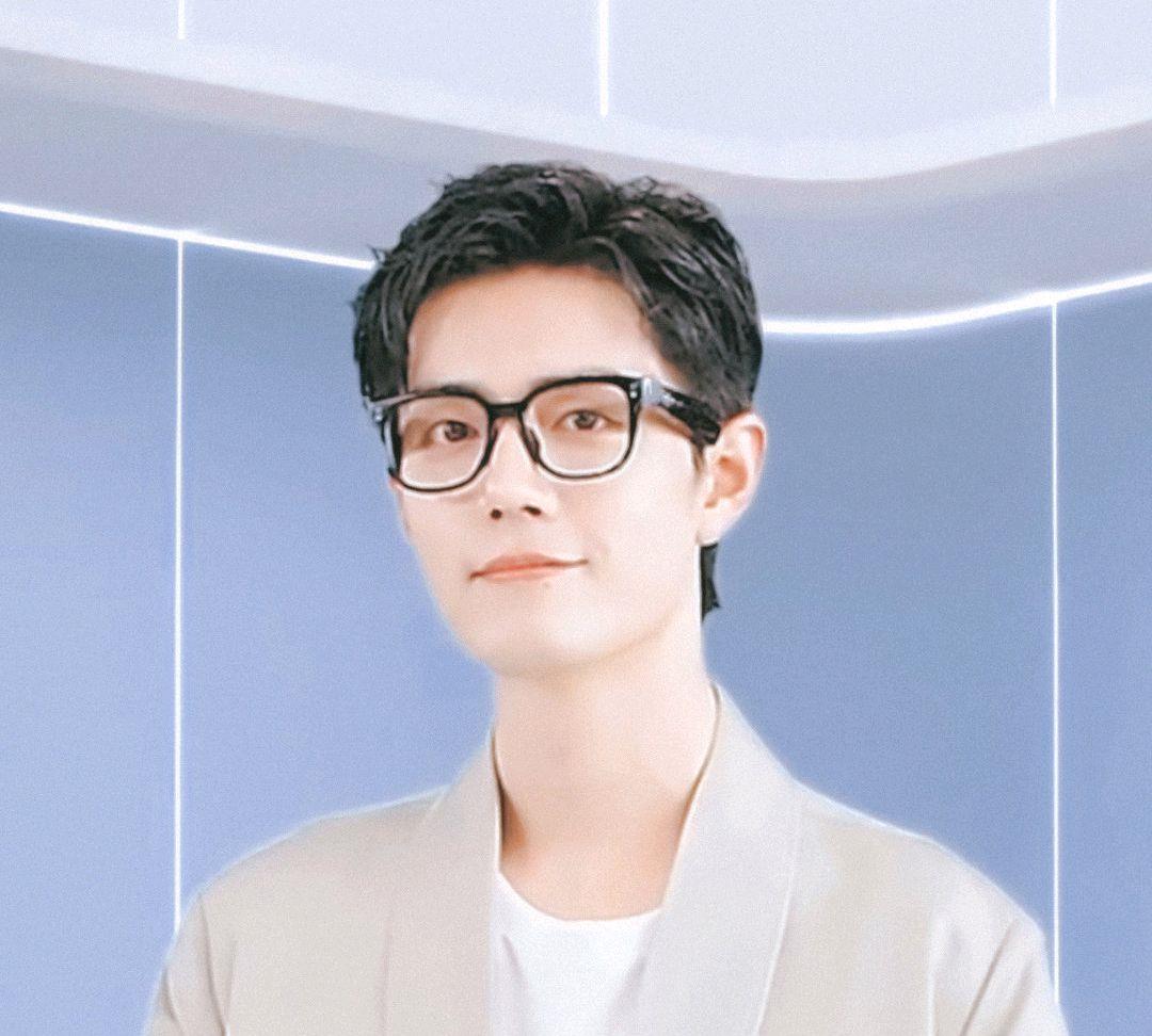 肖战|《芒果影视台》发肖战嘴唇特写，还想亲一口，粉丝拒绝