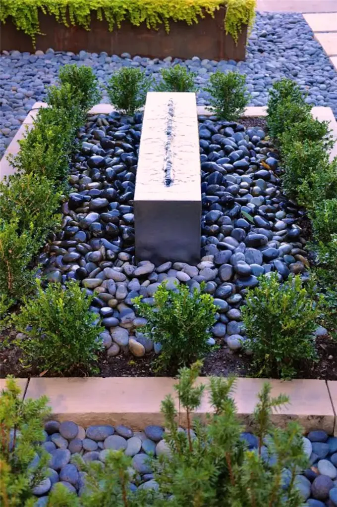 这个设计感十足,色彩斑斓的现代庭院,真漂亮!