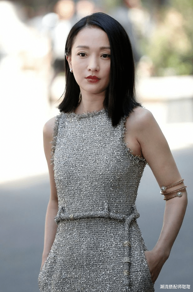 周迅|别看周迅个子不高，但腿真挺长的，薄纱还透着肉，感觉挺惹眼