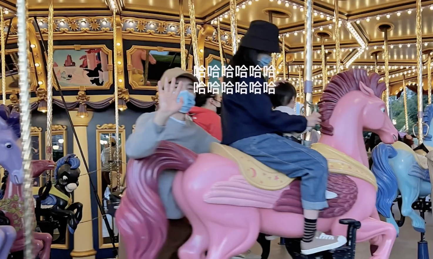 李光洁|李光洁携妻儿打卡迪士尼，把玲娜贝儿说成猫，称达菲熊是猴子太幽默