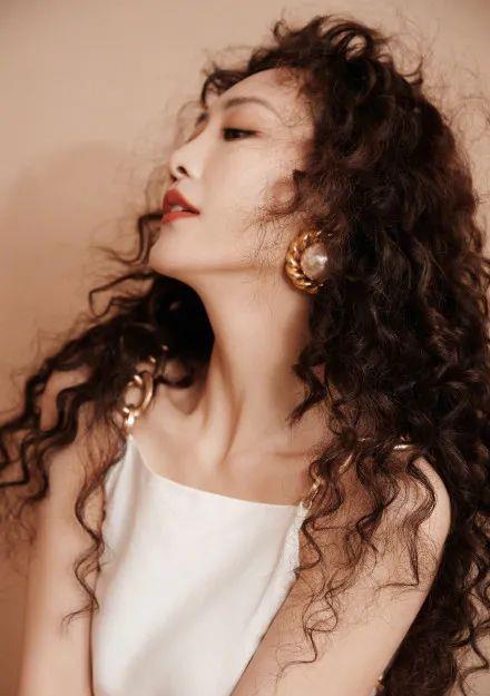 王鸥|王鸥穿吊带白裙秀香肩和美背！雪肤玉貌太性感火辣