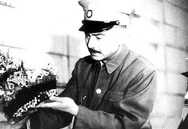 孙殿英|孙殿英盗宝时，为什么敲掉乾隆牙齿，还脱慈禧裤子？实情令人愤慨