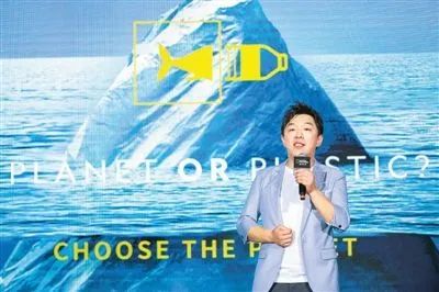 黄渤|“出轨门”12小时后，黄渤深夜「捡垃圾」视频被曝光：原来我们都错怪他了