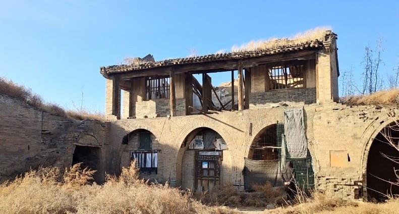 忆三线 晋中一座明代龙王庙，墙倒屋塌破损严重，许多文物都被盗走