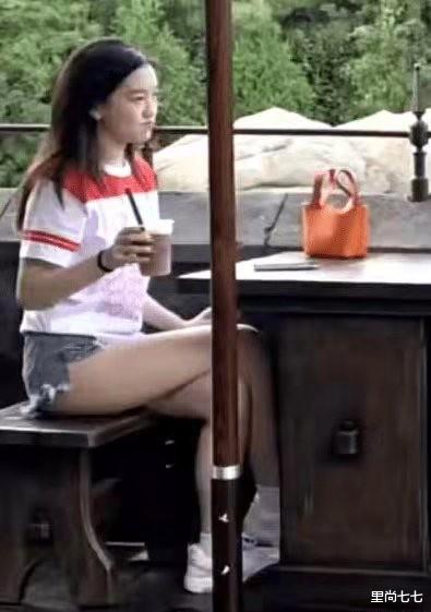 里尚七七|李嫣和闺蜜聚餐，换回黑发色很青春，穿两分裤秀腿衣着依旧很大胆