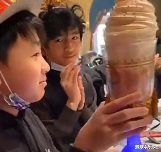 张柏芝|张柏芝的大儿子变化大，一头卷发还留着小胡须，越长越帅气