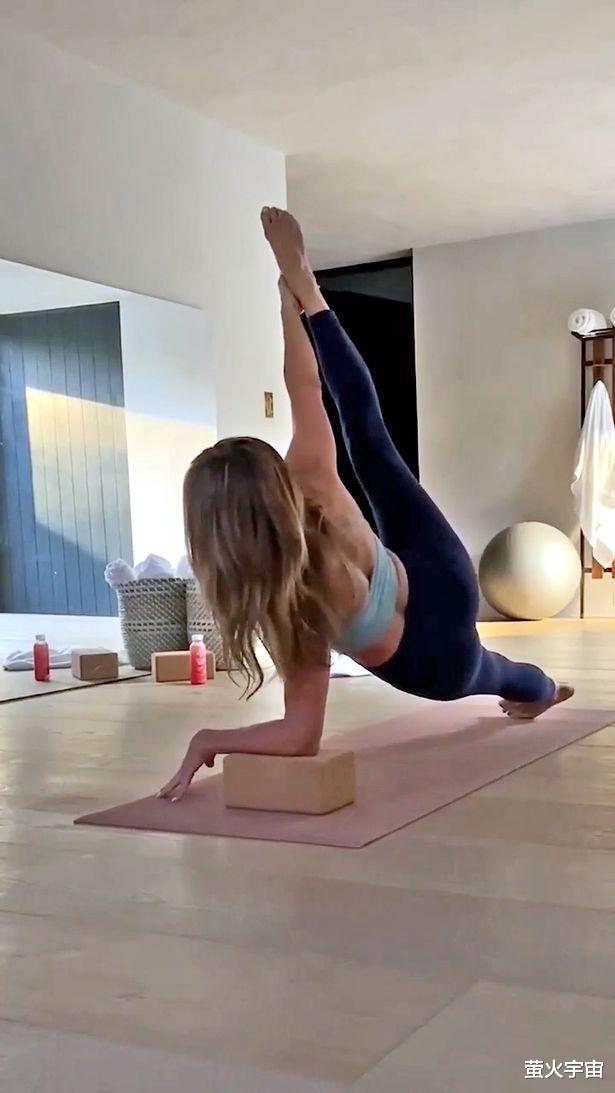 对手|詹妮弗·安妮斯顿穿贴身小衣做高难度瑜伽柔韧性超好，粉丝：完美