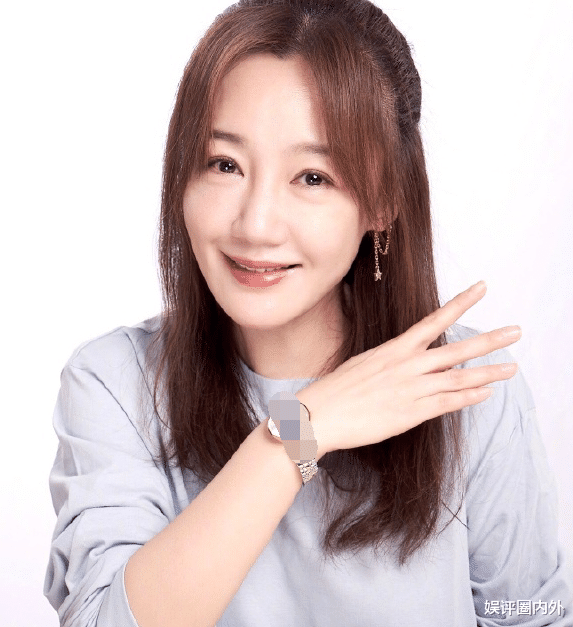 胡歌|胡歌薛佳凝同台合照曝光，胡歌故意站在前女友身边，是友情还是旧情复燃复合？