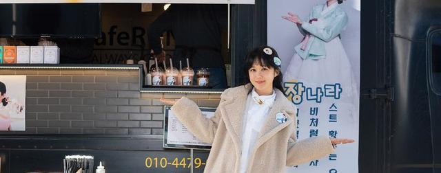 iu|张娜拉新剧又换新造型,微卷长发搭配白色连衣裙,秒变18岁小仙女