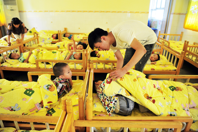 西红柿妈妈|幼儿园“贪睡宝宝”火了:小朋友都起床上课了,他还需要连喊带搬